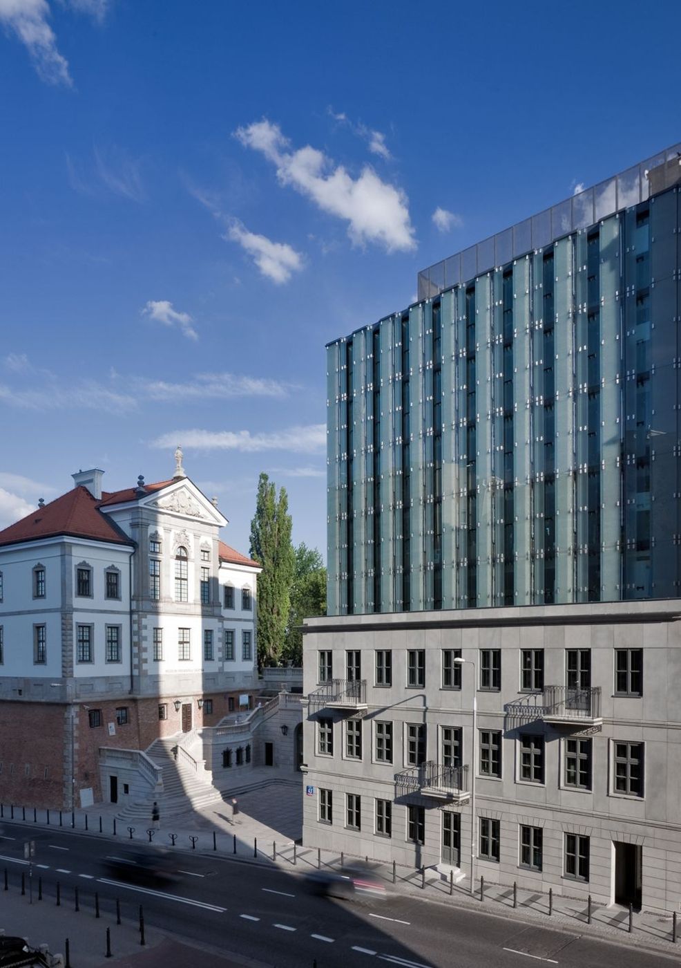 Pałac Ostrogskich z Muzeum Fryderyka Chopina obok szklanej siedziby Instytutu przy ulicy Tamka w Warszawie